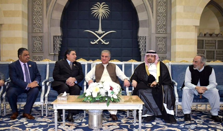Pakistani Foreign Minister Shah Mahmood Qureshi, with Nasir Jamal, Chief of Protocol of Saudi Foreign Ministry; Raja Ali Aijaz, Pakistan's Ambassador to Saudi Arabia; and Consul General Shehryar Akbar Khan. (Photo courtesy: Pakistan Foreign Office)