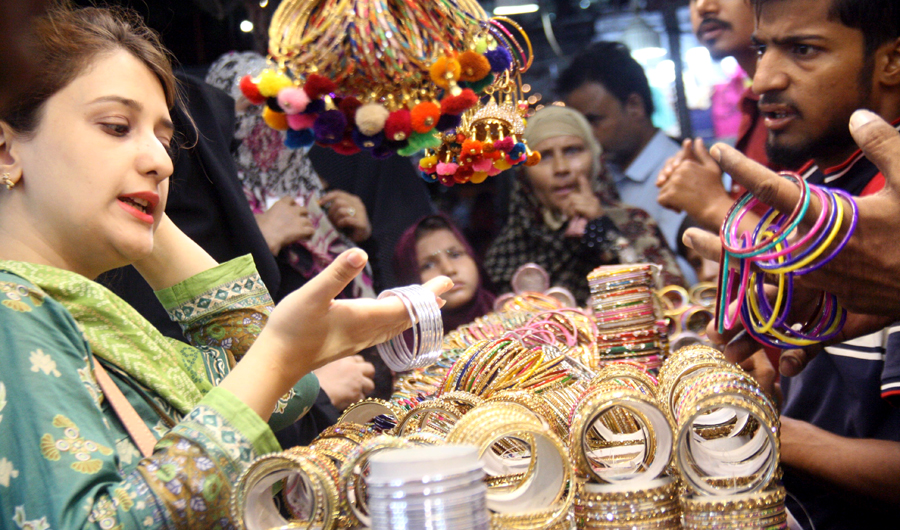 A woman selects bangles at a market in Pakistan's Karachi ahead of Eid-ul-Fitr on Tuesday May 28, 2019. (AN photo)