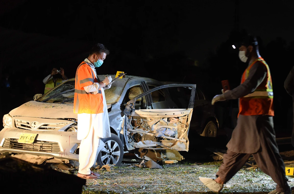 Pakistani security officials examine the site of a bomb blast in Quetta on May 13, 2019. Security forces acted after a sudden surge in militant assaults across Pakistan during the Muslim holy month of Ramadan, killing nine Daesh militants in Balochistan on Thursday. (AFP)