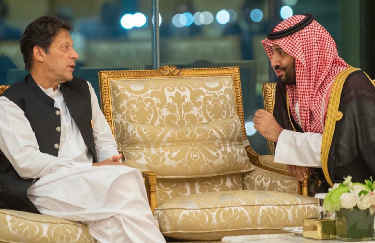 Pakistan Prime Minister Imran Khan is seen in conversation with Saudi Crown Prince Muhammed bin Salman. The two met on the sidelines of the Organization of Islamic Conference’s 14th summit in Makkah on May 31. (PID)