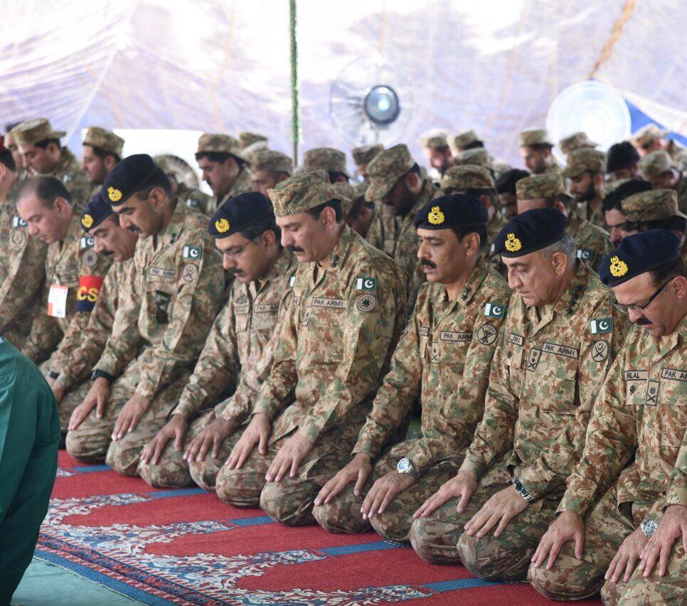 General Qamar Javed Bajwa ( second to the right) Chief of Army Staff (COAS) offers prayer with Pakistan army troops on front line on first day of Eid Alfirt, 05 June 2019. ( ISPR photo)