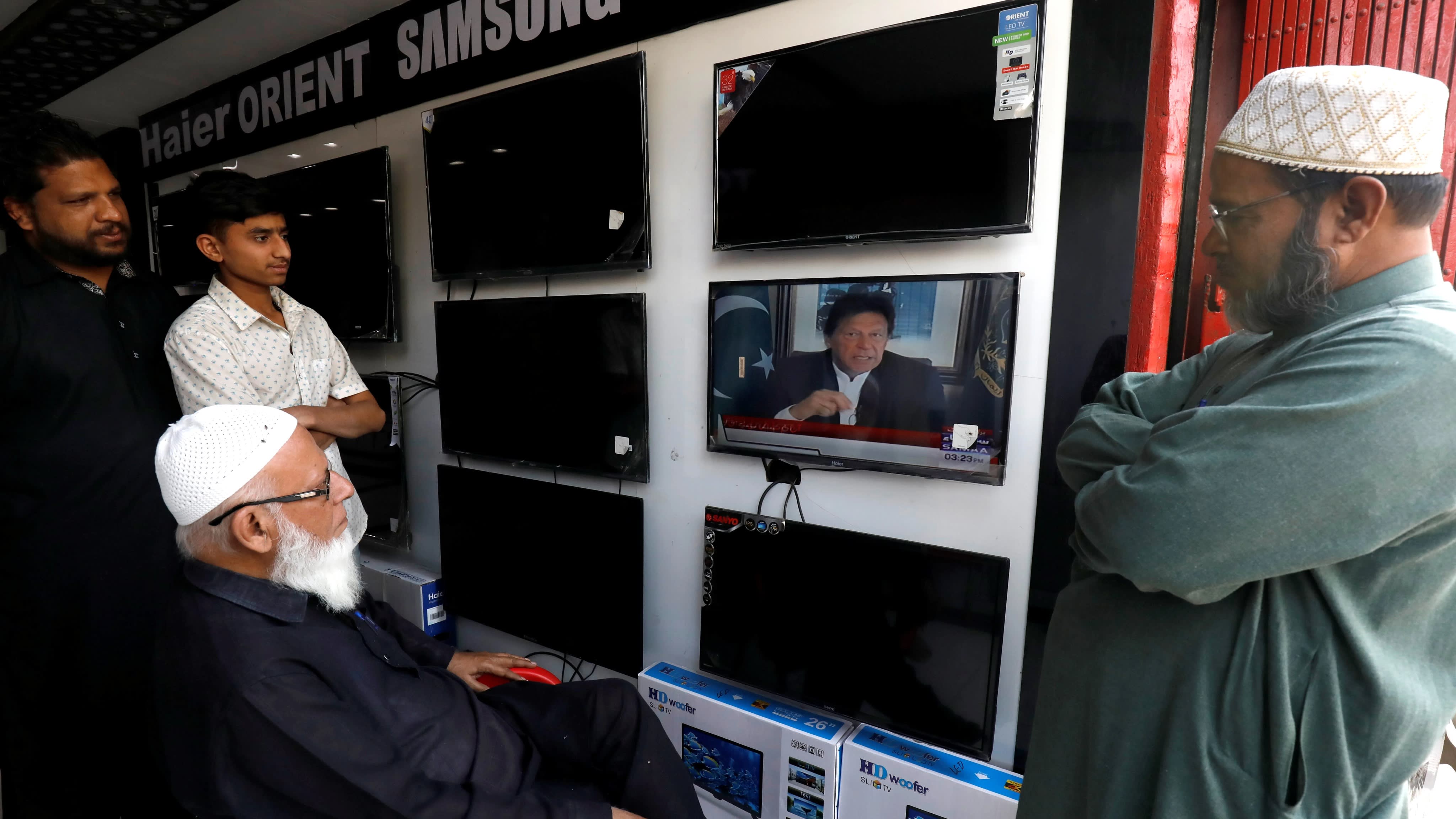 Shopkeepers watch the speech of Pakistani Prime Minister Imran Khan, at a shop selling television screens in Karachi, Pakistan February 27, 2019. (REUTERS/File Photo)