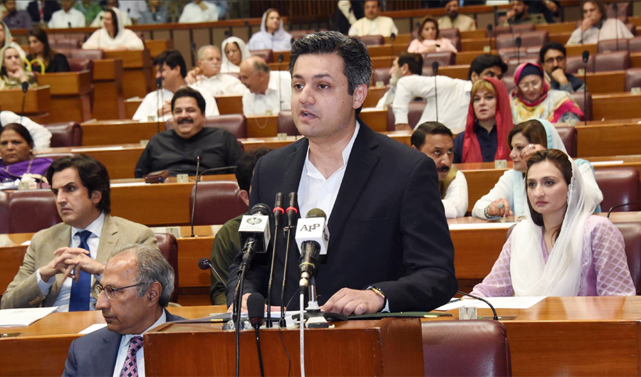 Minister of State for Revenue Muhammad Hammad Azhar delivering Budget speech 2019-2020 at the Parliament house on 11 June 2019. (PID photo)