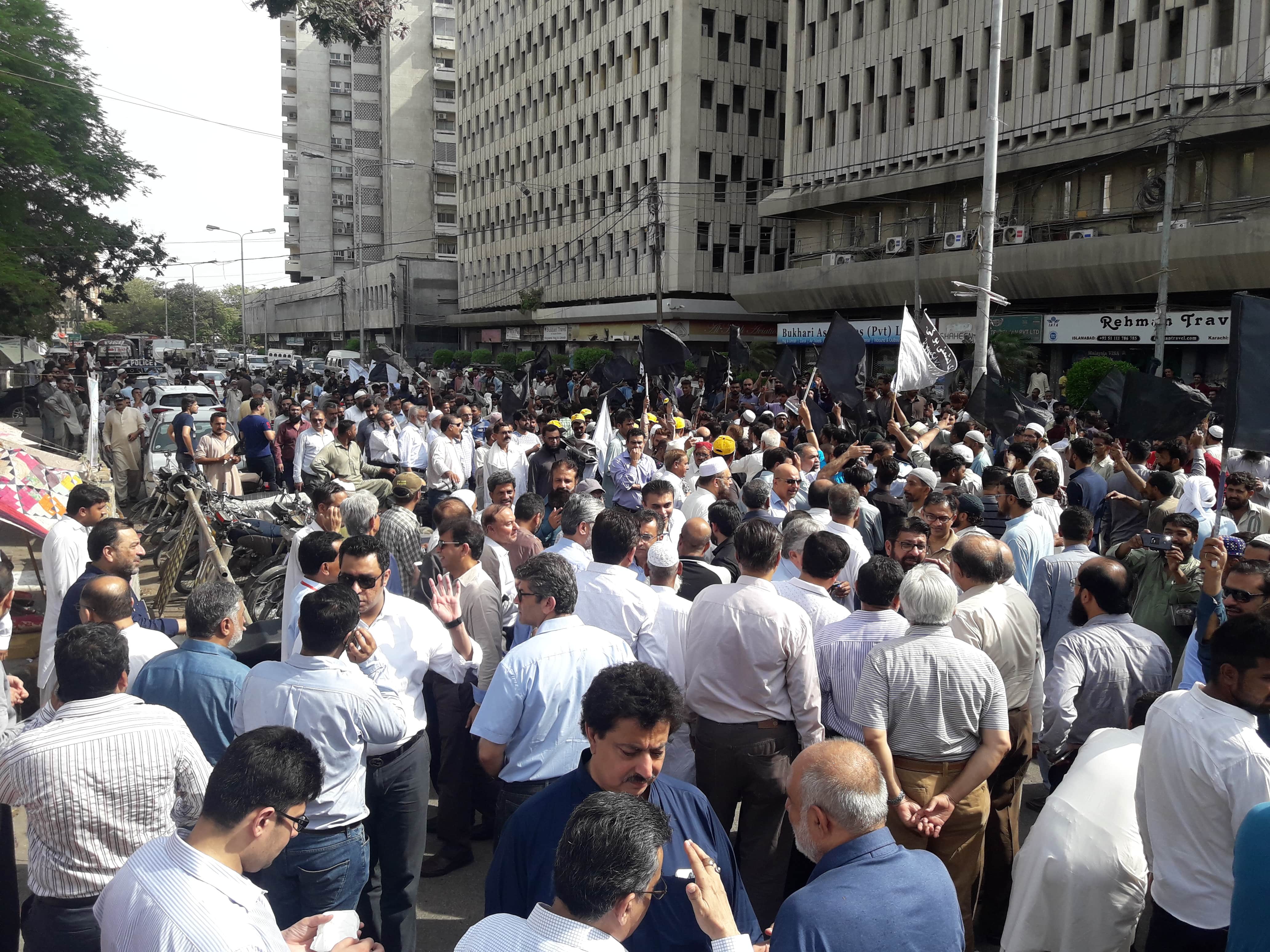 Exporters and workers of five Pakistani industries seen protesting in Karachi to denounce the withdrawal of a zero-rated sales tax facility in the budget for the fiscal year to June 2020, June 15, 2019 (AN Photo)