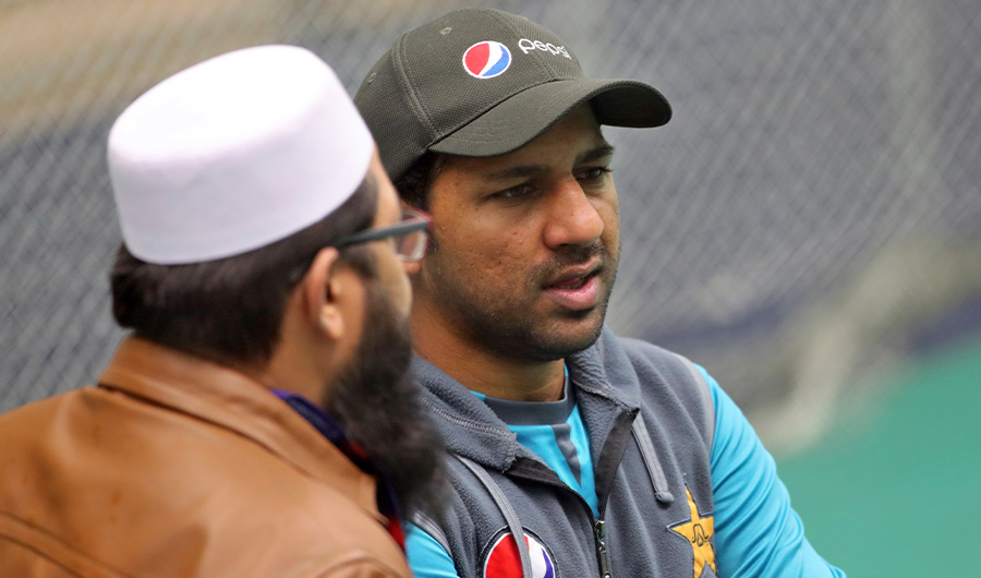 Pakistan cricket chief selector Inzamam-ul-Haq, left, listens to captain Sarfaraz Ahmed during a training session ahead of their Cricket World Cup match against India at Old Trafford in Manchester, England, Saturday, June 15, 2019. (AP Photo)