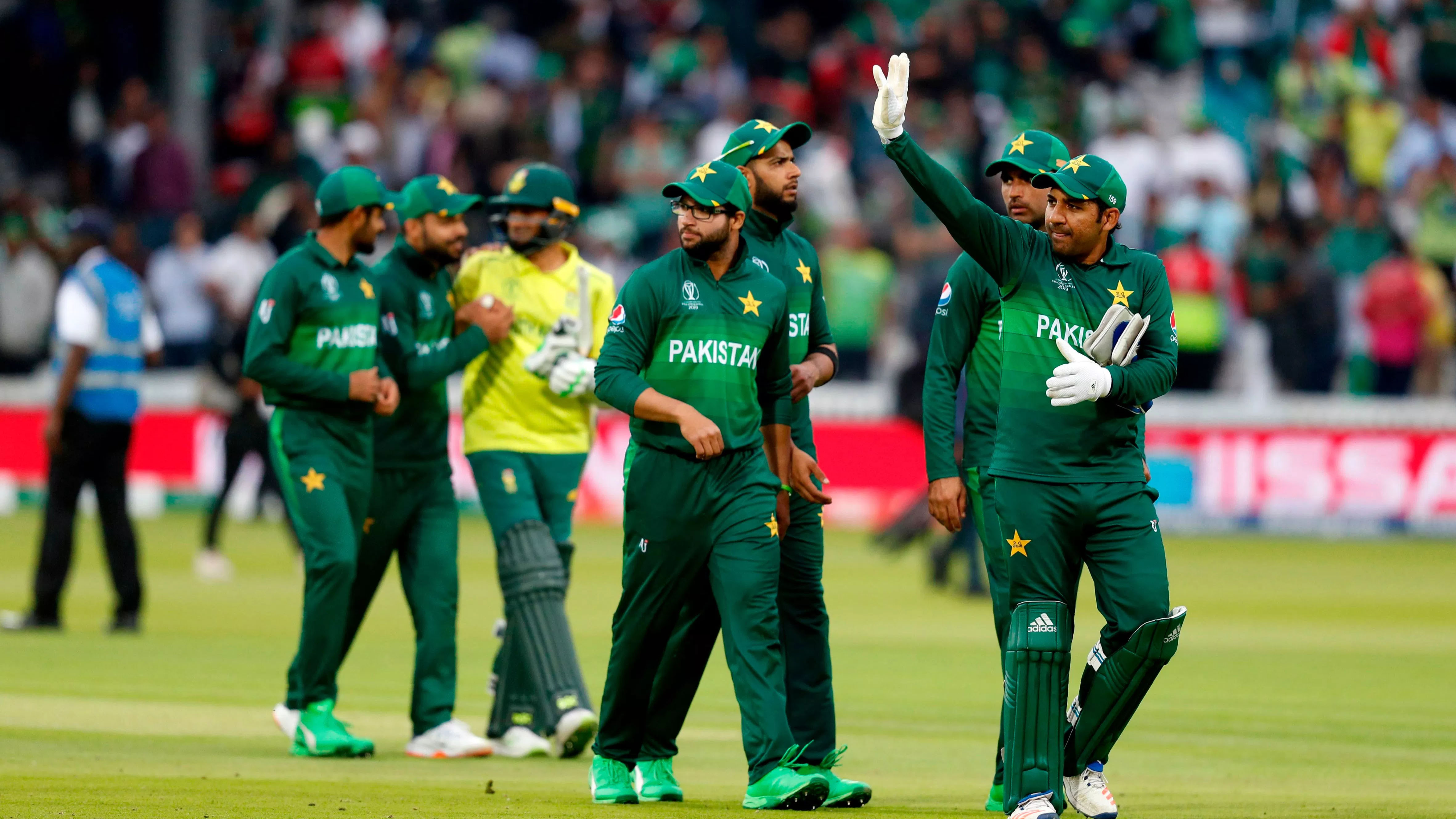 Pakistan captain Sarfaraz Ahmed waves at the crowd after Pakistan condemned South Africa to World Cup elimination and kept alive their own slender chances of advancing to the semifinals with a 49-run win at Lord’s, England on Sunday, June 23, 2019. (AFP)