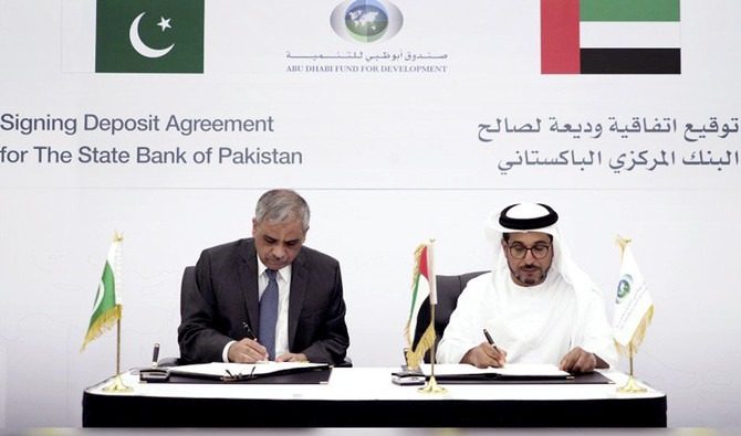 Mohammed Saif Al Suwaidi, Director General of the Abu Dhabi Fund for Development, and Tariq Bajwa, former Governor of the State Bank of Pakistan, sign an agreement to formalize a $3 billion deposit into an SBP account on January 22, 2019. (Photo courtesy: ADFD)