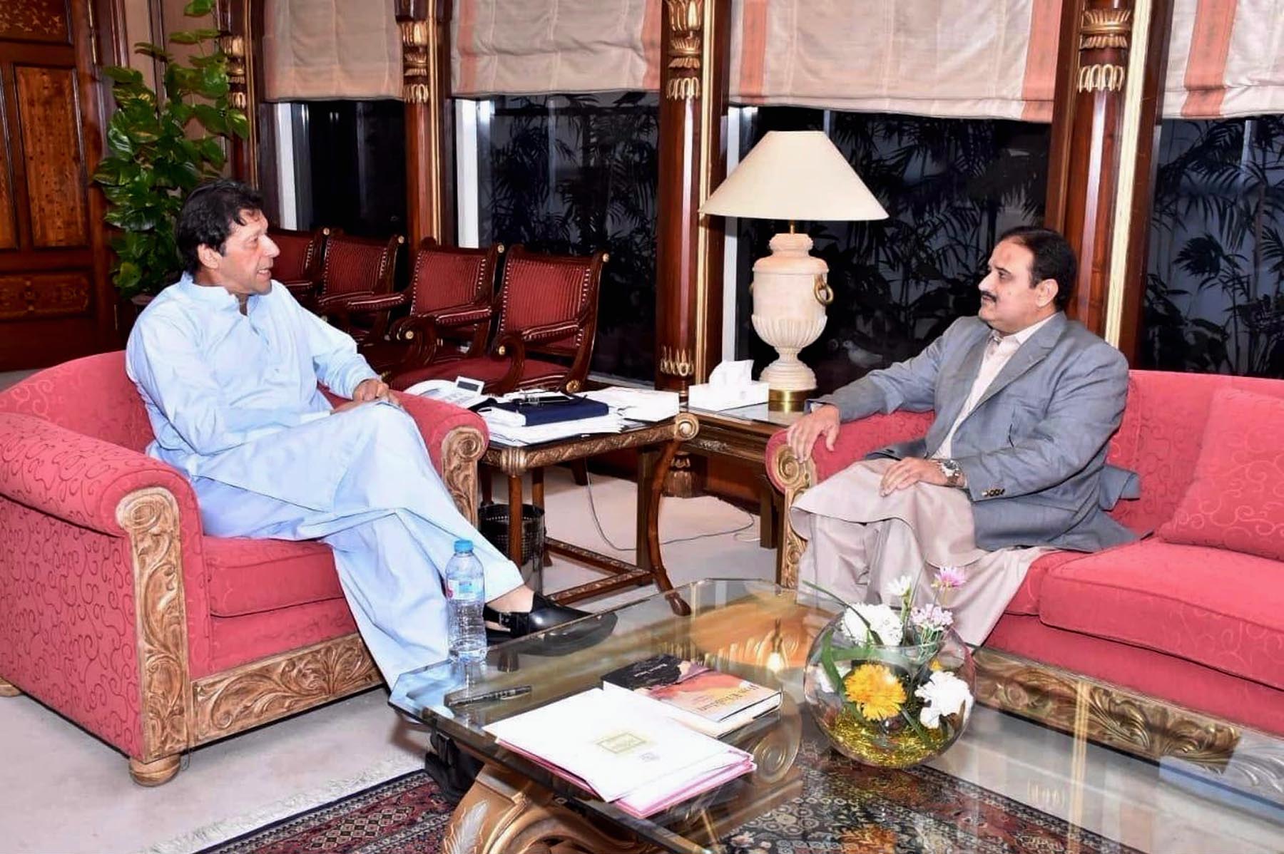 Chief Minister Punjab Sardar Usman Ahmed Khan Buzdar with Prime Minister Imran Khan at the PM Office in Islamabad on October 1st, 2018. (PID)