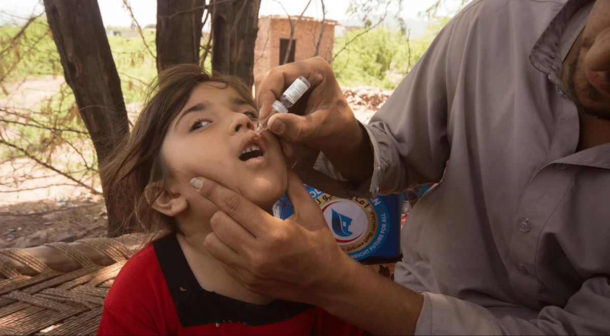 A Pakistani health worker administers polio vaccine drops to a child as a part of UAE’s polio vaccination campaign. More than 407 million drops of polio vaccine were administered to children under the age of five in Pakistan between 2014 and April 2019. (Photo courtesy : UAE Vaccination Campaign against Polio)