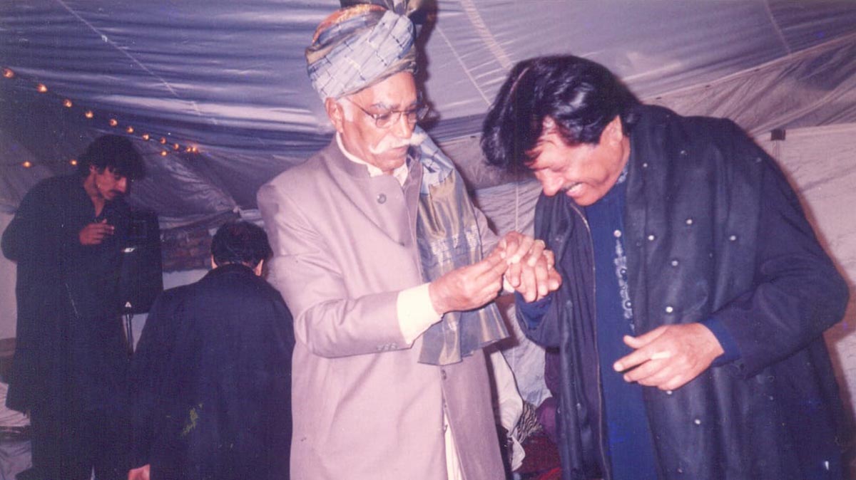 Roshan Lal alongside a famous folk singer from Pakistani Mianwali, Atta Ullah Khan EsaKhelvi, during the latter’s visit to New Delhi on Nov. 12, 1998. (Family photo)