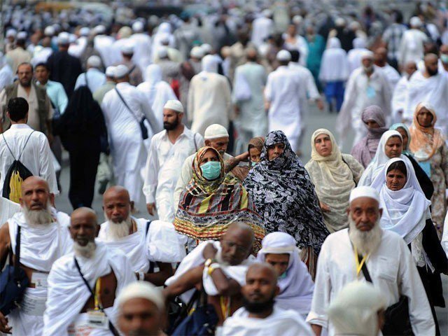 A group of Pakistani pilgrims walking to Makkah's Grand Mosque to perform evening prayers on Oct. 8, 2013. ( AFP/File)