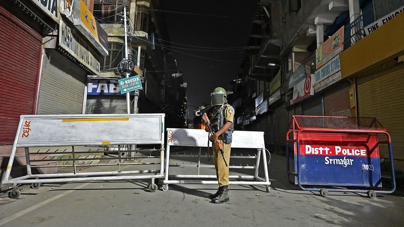 An Indian paramilitary trooper stands guard at a roadblock at Maisuma locality in Srinagar on August 4, 2019. (AFP)