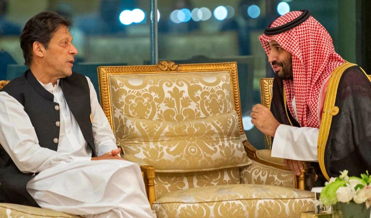 Pakistan Prime Minister Imran Khan is seen in conversation with Saudi Crown Prince Muhammed bin Salman. (PID/File)