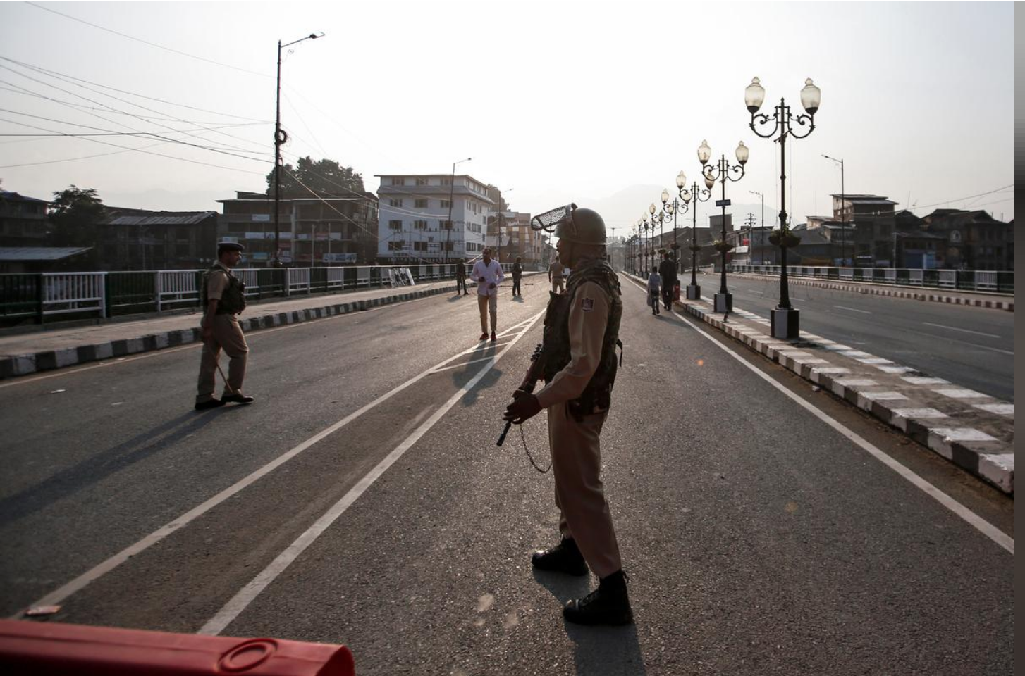 Indian security personnel stand guard on a deserted road during restrictions in Srinagar, August 5, 2019. (Photo credit:REUTERS)