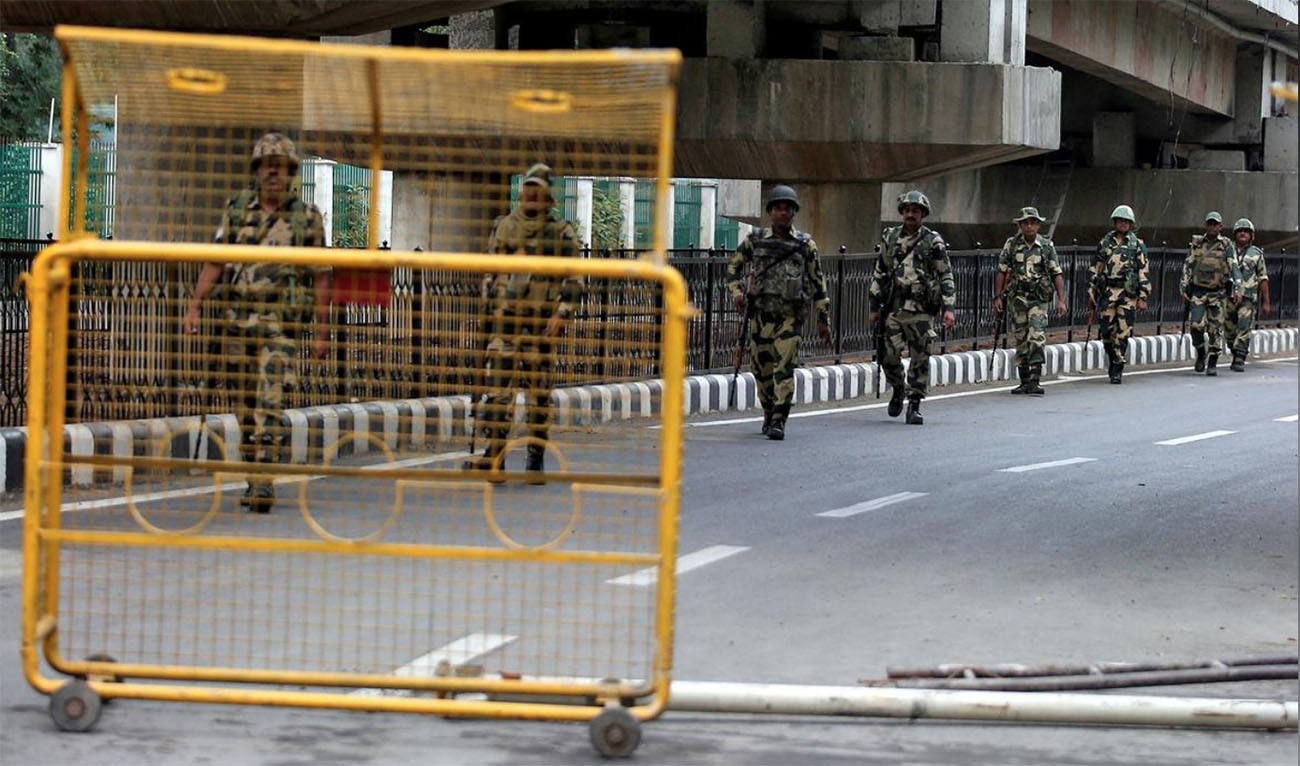 Indian security forces personnel patrol a deserted road during restrictions after the government scrapped special status for Kashmir, in Srinagar Aug. 7, 2019. (REUTERS)