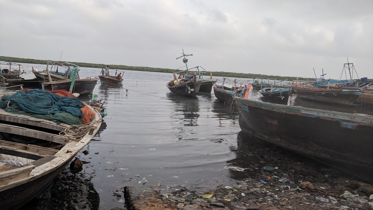 Boats docked around heaps of garbage along the coast line at Rehri Goth fishing jetty in Karachi. August 6, 2019 (AN Photo)
