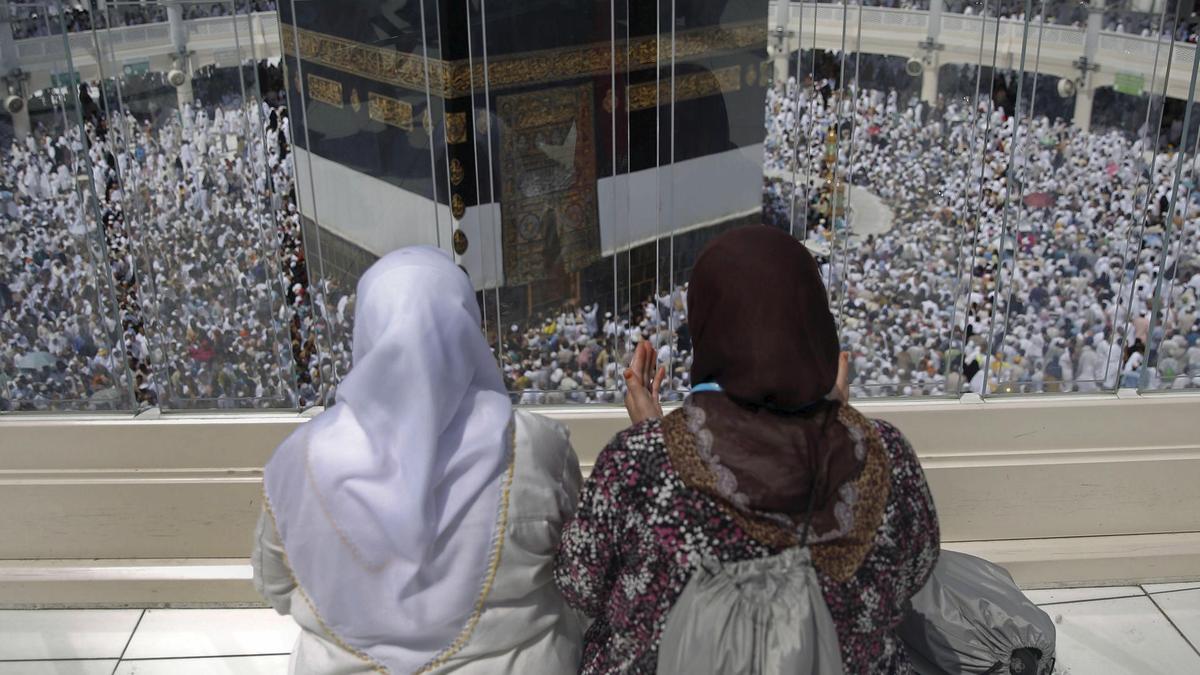 Muslim pilgrims pray around the holy Kaaba at the Grand Mosque ahead of the annual Hajj pilgrimage in Makkah on September 21, 2015. (Reuters/File)