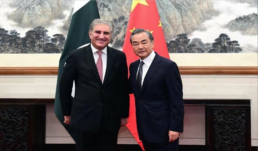 Chinese foreign minister Wang Yi receiving foreign minister of Pakistan Shan Mahmood Qureshi at state guest house Beijing, Chine on August 09, 2019. ( PID photo)