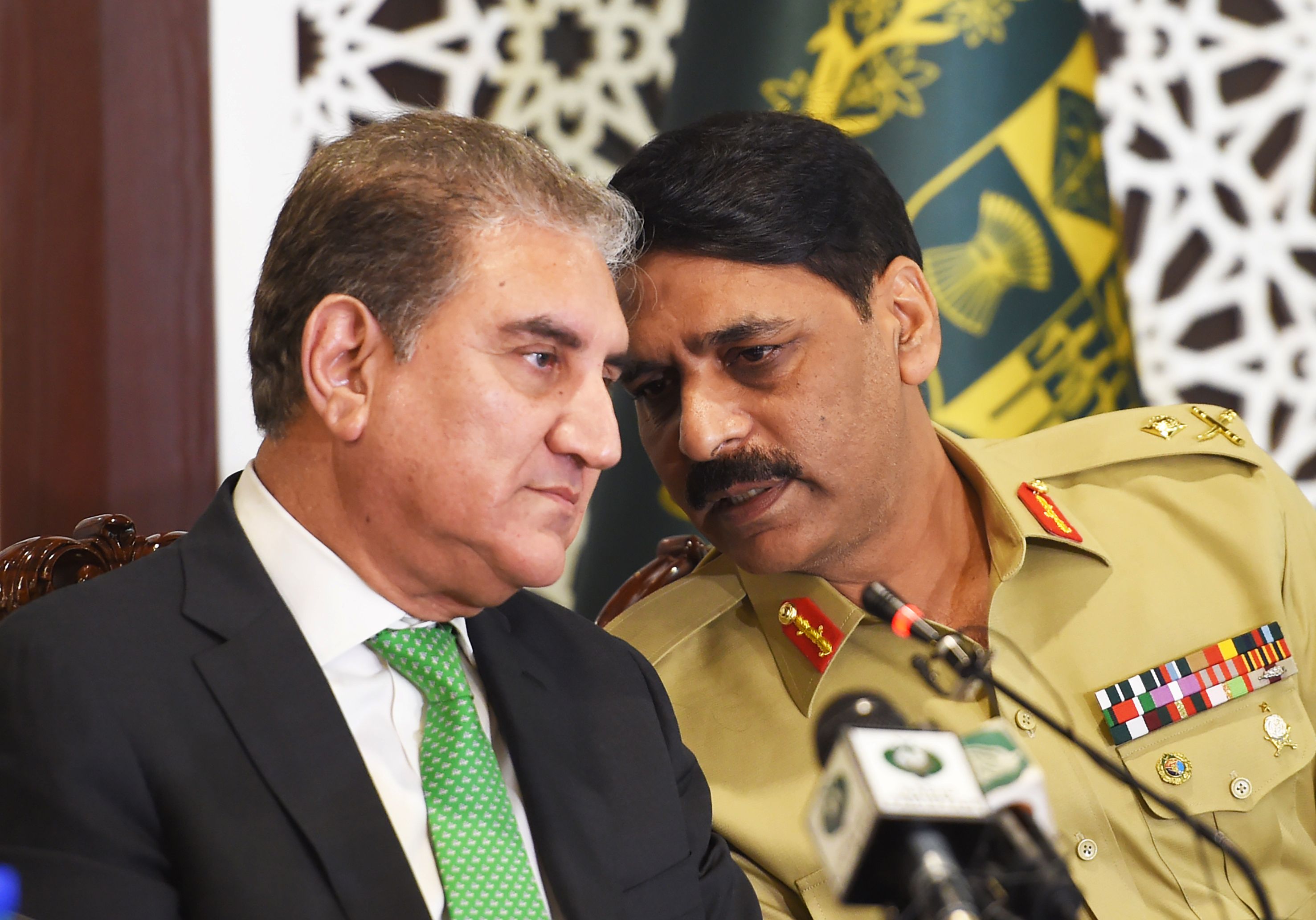 Pakistani Foreign Minister Shah Mahmood Qureshi (L) and military spokesman Maj Genreal Asif Ghafoor (R) talk during a press conference at the foreign ministry in Islamabad on August 17, 2019. (AFP)