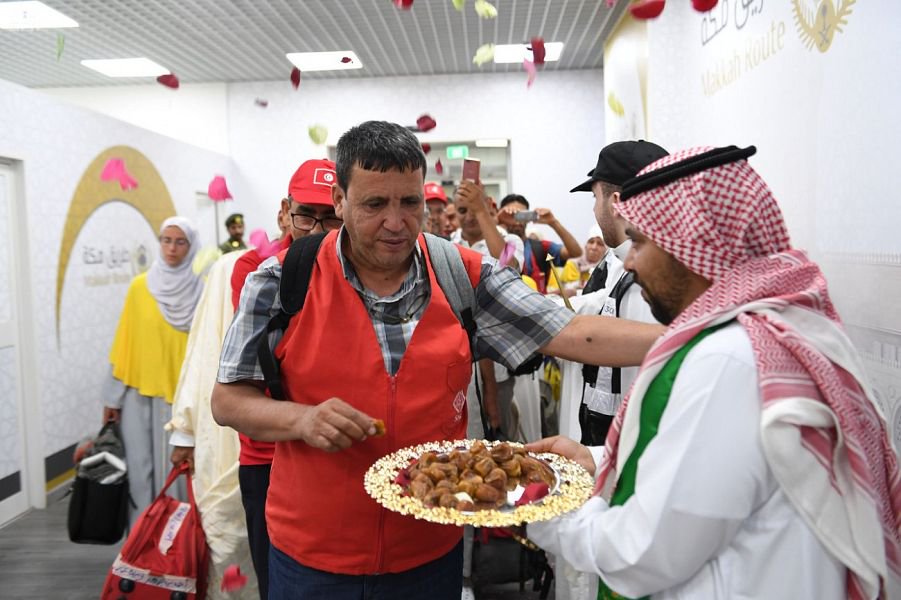 Saudi officials welcomed pilgrims arrived in Madinah on July 24, 2019. (SPA)