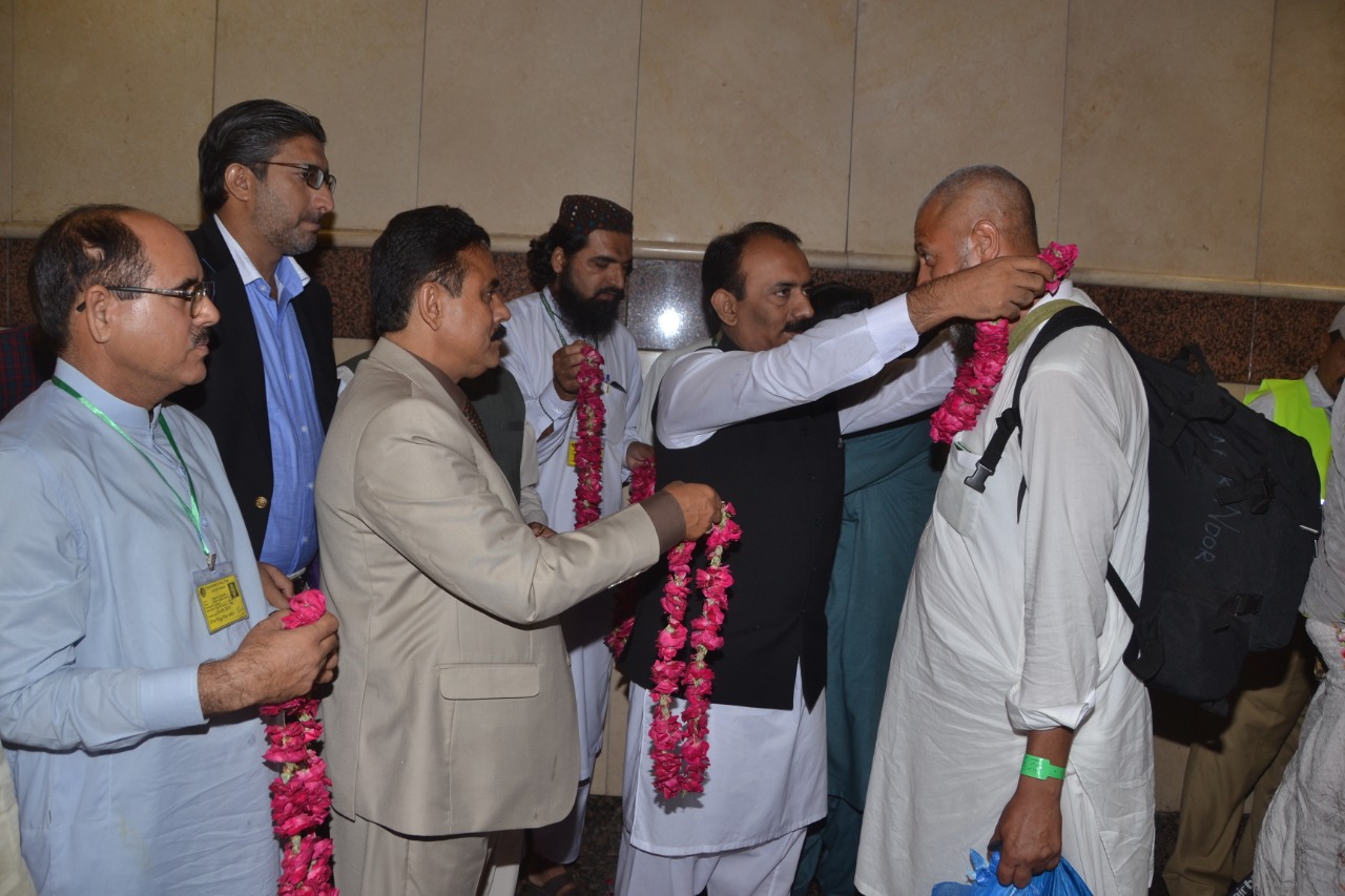 Pilgrims are being received at Allama Iqbal International Airport by Rehan Khokhar, Director Hajj, in Lahore on August 19, 2019. (Photo Courtesy: Directorate of Hajj Lahore)