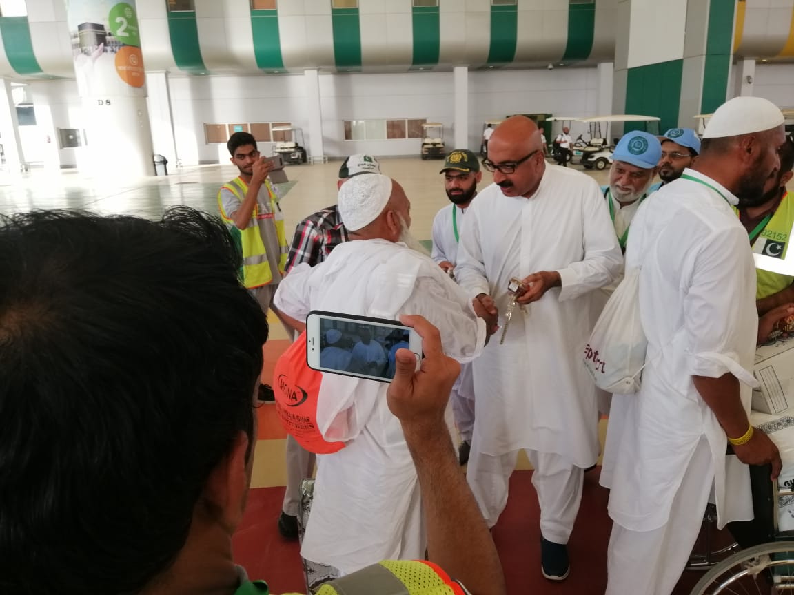 Muhammad Mushtaq Ahmad, federal secretary at the Ministry of Religious Affairs sees off pilgrims at the Jeddah airport on August 2019. (Photo Courtesy – Ministry of Religious Affairs)