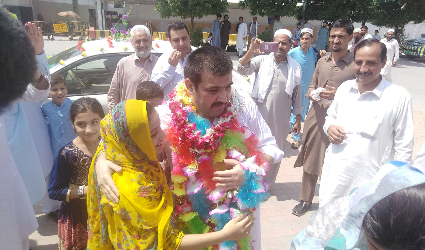 Zahir Hussain Zar Khan comes out of Bacha Khan International Airport in Peshawar, the capital of northwestern Khyber Pakhtunkhwa (KP), on Tuesday August 27, 2019. Captivating scenes were observed when relatives received a Pakistani truck driver who spent about seven years in a Saudi prison. (AN Photo)