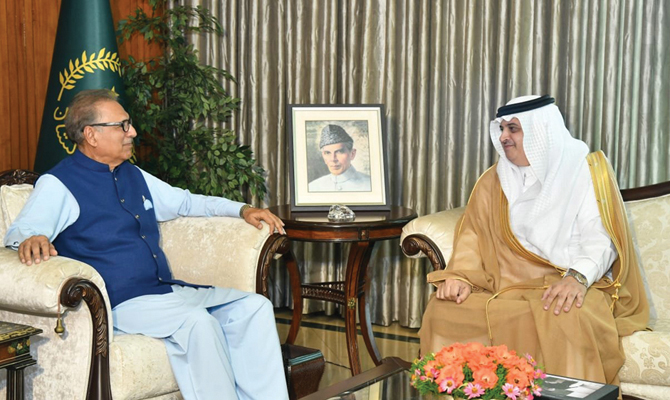 Saudi Arabia’s Ambassador to Pakistan Nawaf bin Said Al-Malki meets the president of Pakistan, Dr. Arif Alvi, in Islamabad. (SPA)
