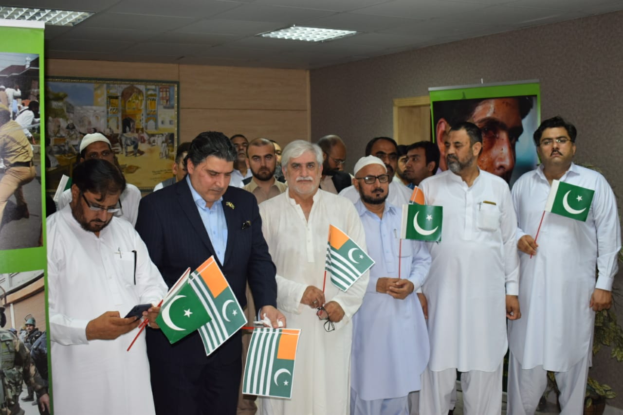In this picture, participants of the Kashmir Solidarity Day in Pakistan’s Consulate General in Jeddah can be seen holding the national flags of Pakistan and Kashmir on August 30, 2019. (Photo Courtesy: Consulate General of Pakistan, Jeddah)