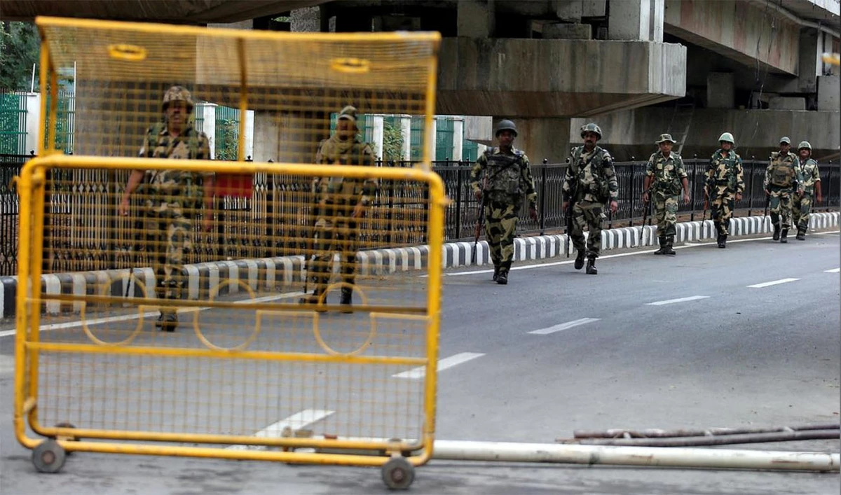 Indian security forces personnel patrol a deserted road during restrictions after the government scrapped special status for Kashmir, in Srinagar Aug. 7, 2019. (REUTERS)