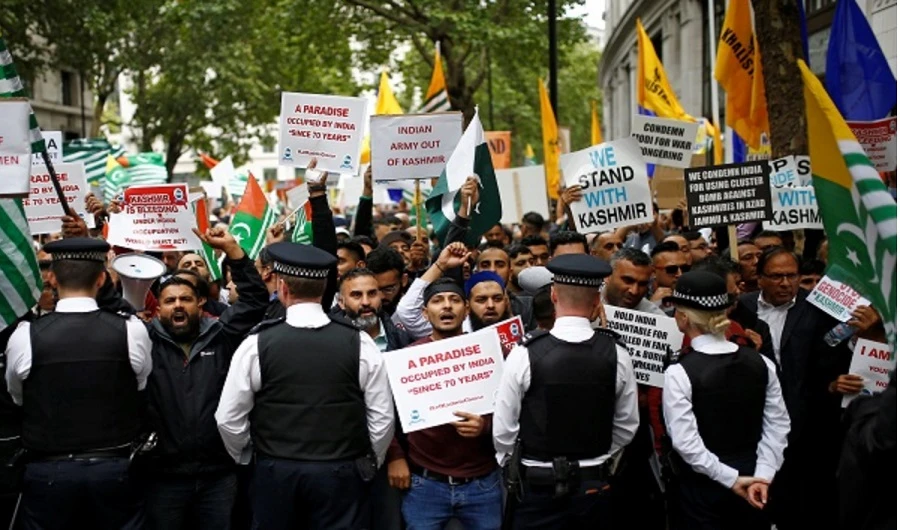 Demonstrators hold banners during a protest against the scrapping of the special constitutional status in Kashmir by the Indian government, outside the Indian High Commission in London, Britain, August 15, 2019. (REUTERS/Henry Nicholls)