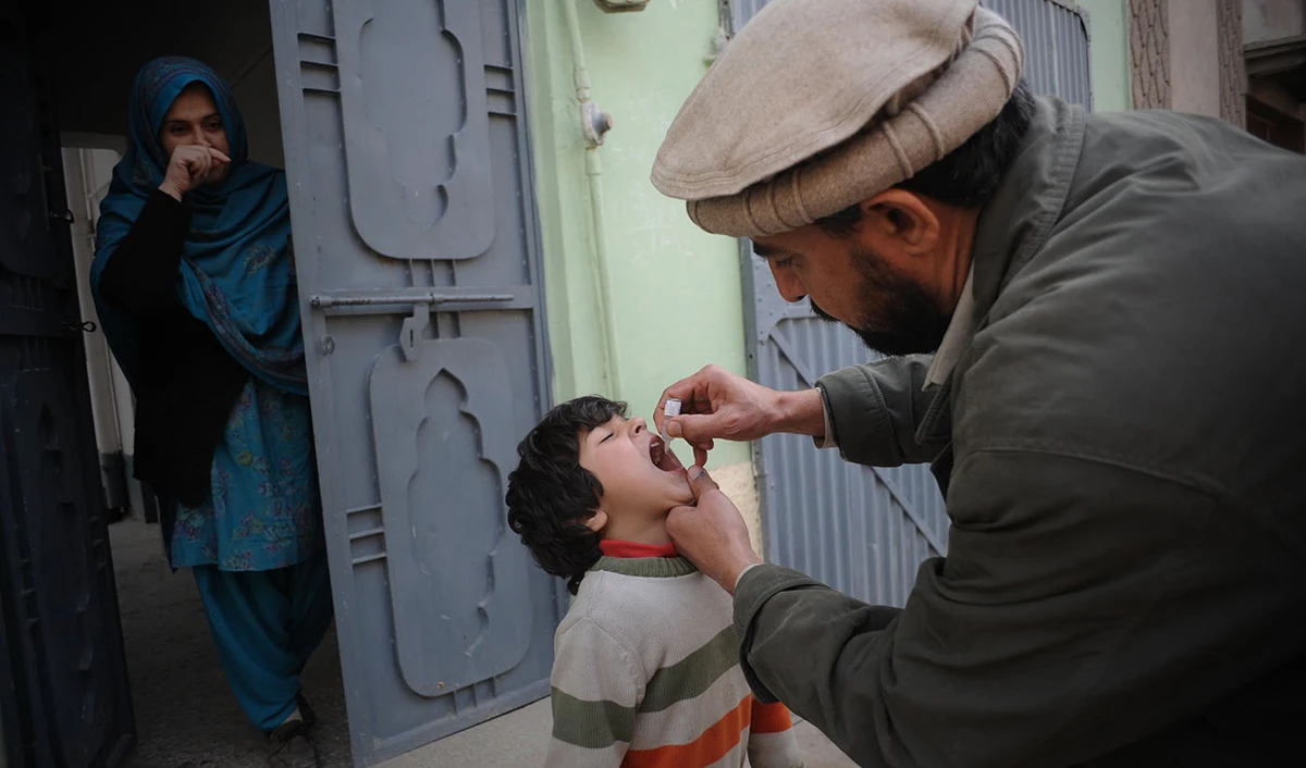 In this file photo, a Pakistani health worker administers a polio vaccination to a child during a polio immunizations campaign in Peshawar on Feb. 2, 2014. (AFP)