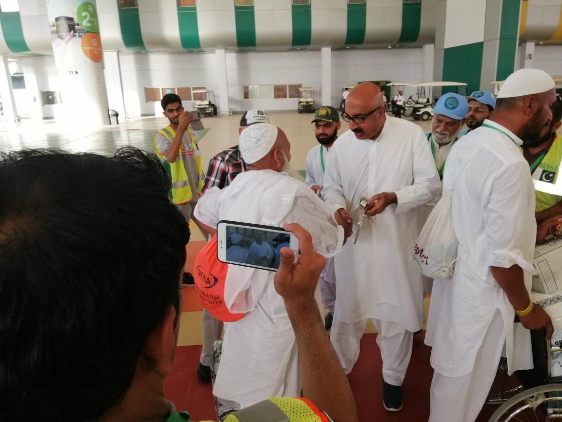 Muhammad Mushtaq Ahmad, federal secretary at the Ministry of Religious Affairs sees off pilgrims at the Jeddah airport on August 2019. (Photo Courtesy – Ministry of Religious Affairs)
