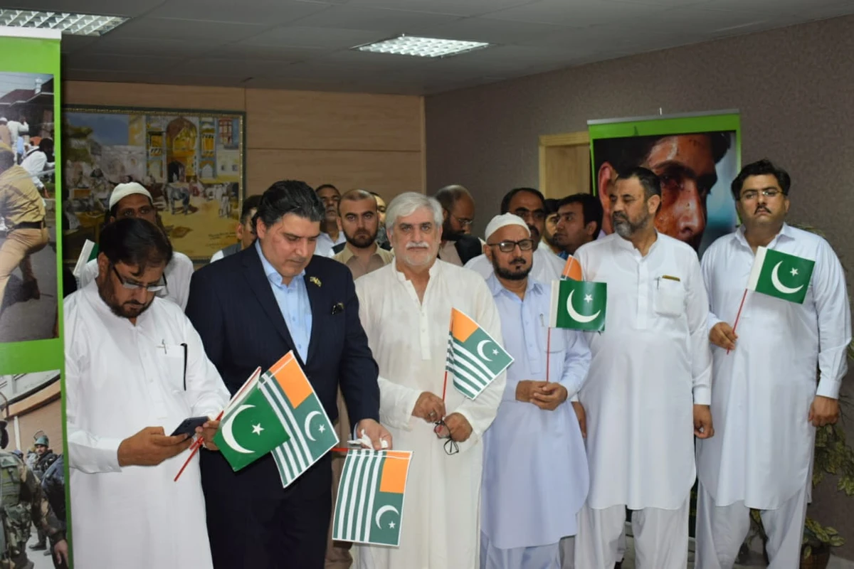 In this picture, participants of the Kashmir Solidarity Day in Pakistan’s Consulate General in Jeddah can be seen holding the national flags of Pakistan and Kashmir on August 30, 2019. (Photo Courtesy: Consulate General of Pakistan, Jeddah)