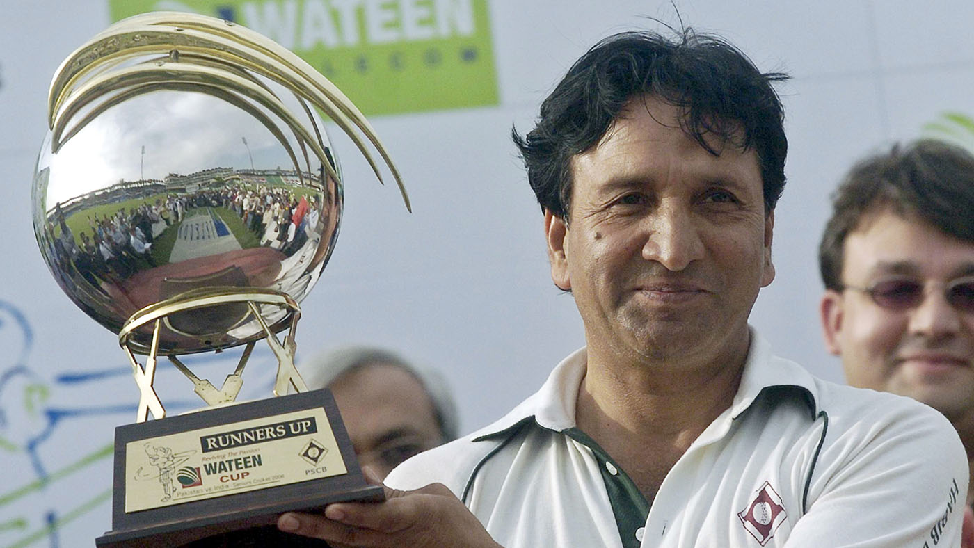 Pakistani former test bowler, Abdul Qadir, holds the runner up trophy at the end of the fourth one-day match against Indian senior cricketers at The Gaddafi Stadium in Lahore, 30 April 2006. (AFP/File)