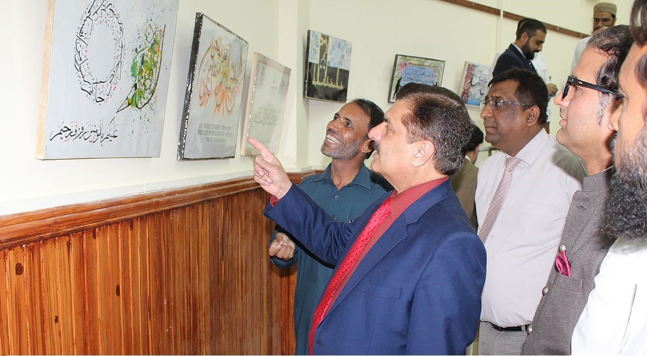 Director General NAB Balochistan, Farmanullah Khan, examines posters, paintings and calligraphy at the NAB art gallery in Quetta on Sept 6, 2019 (Photo by NAB Balochistan)