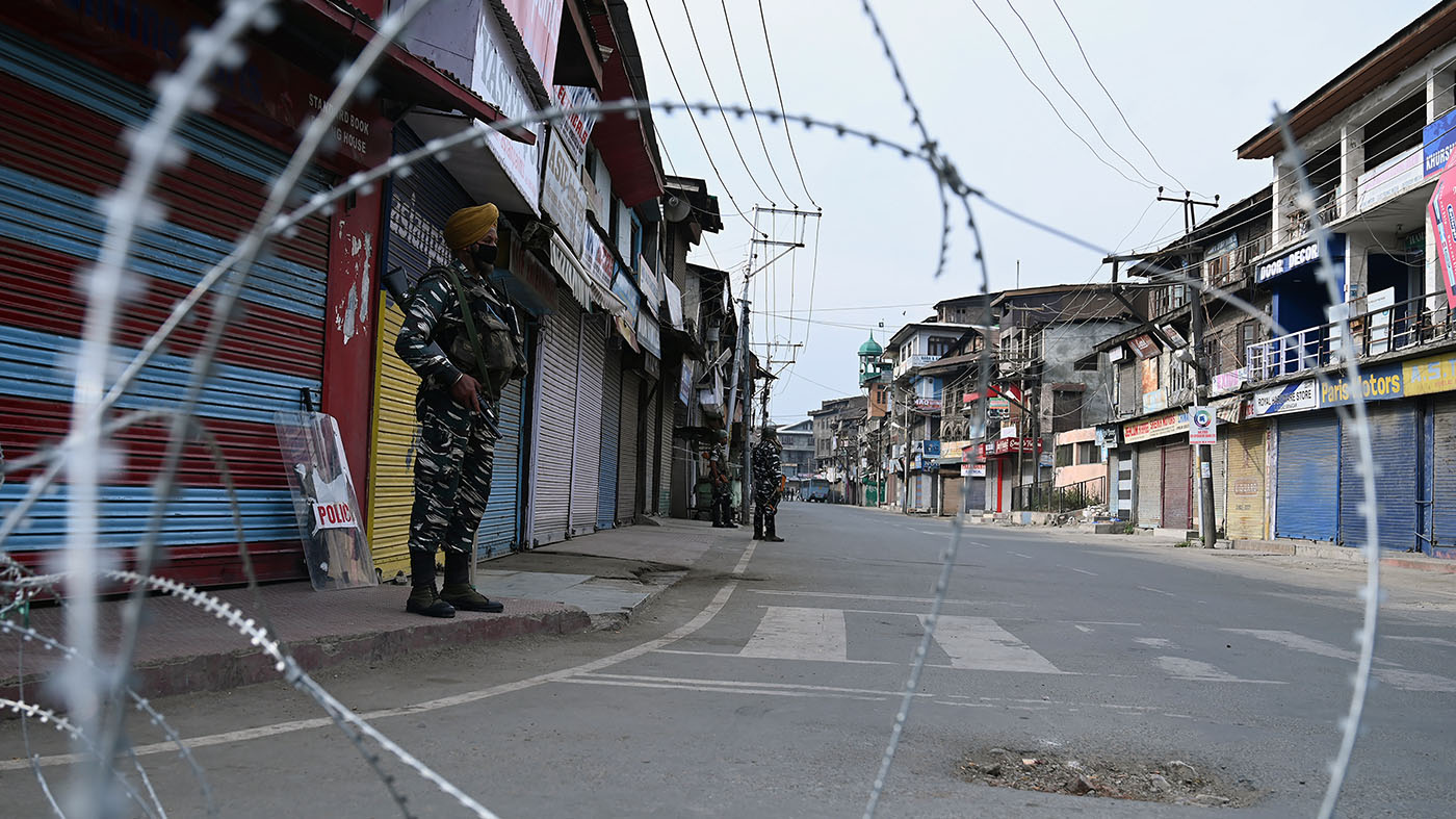 Indian paramilitary troopers stand guard during a lockdown in Srinagar on Sept. 6, 2019. (AFP)