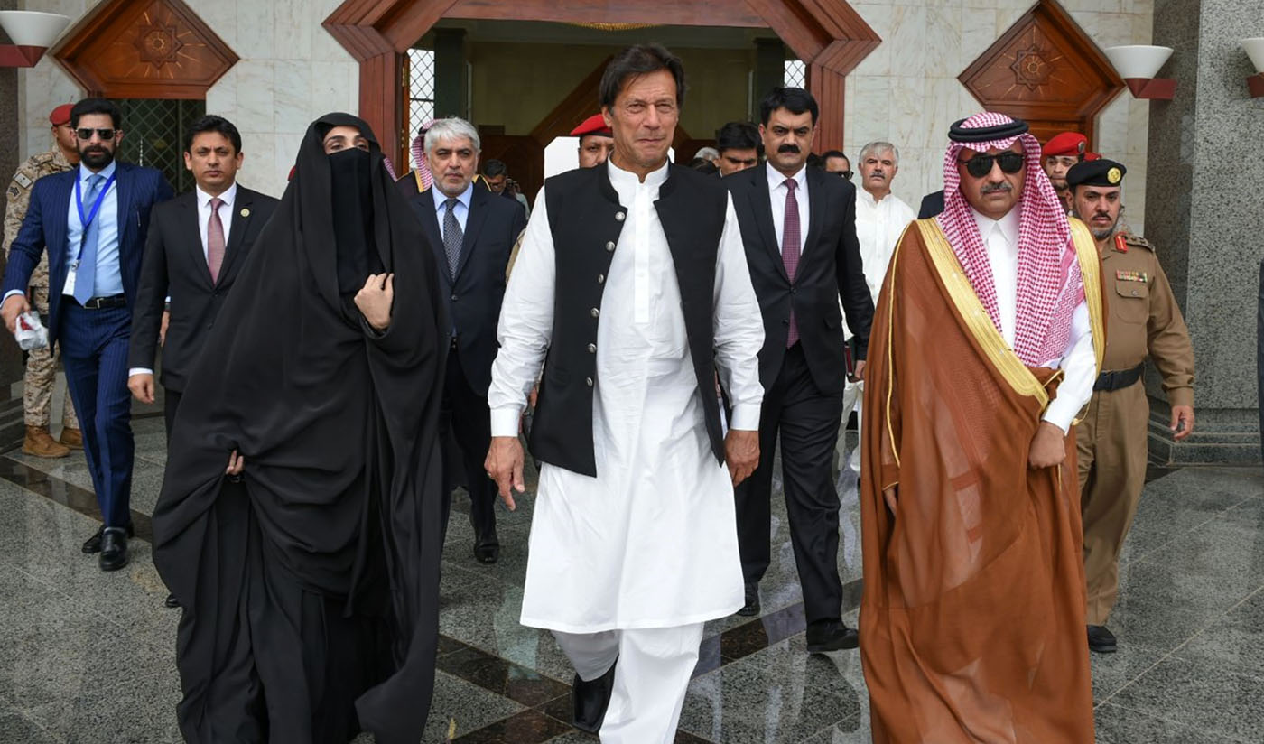 Pakistani Prime Minister Imran Khan, center, and his wife, left, visiting Al-Masjid an-Nabawī mosque in the Western Saudi city of Madinah, upon his arrival to attend the summits of Islamic nations in the Saudi holy city on Makkah on May 30, 2019. (SPA/File)