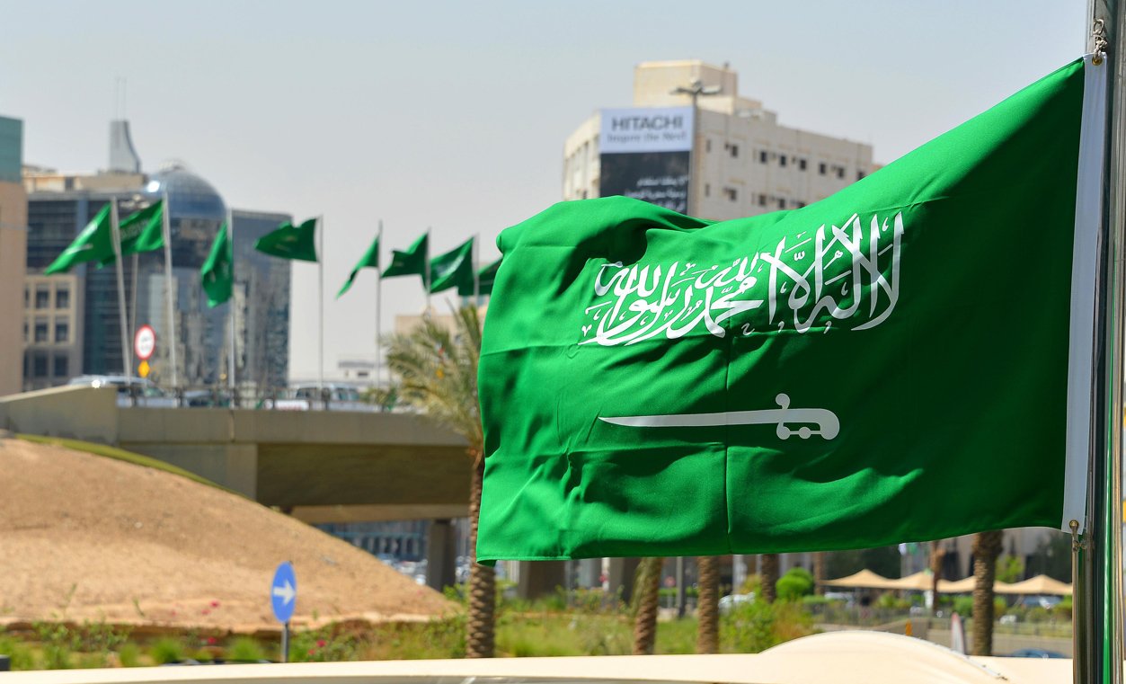 Roads in Riyadh are decorated with flags on the eve of Saudi Arabia’s 89th National Day anniversary. (SPA)