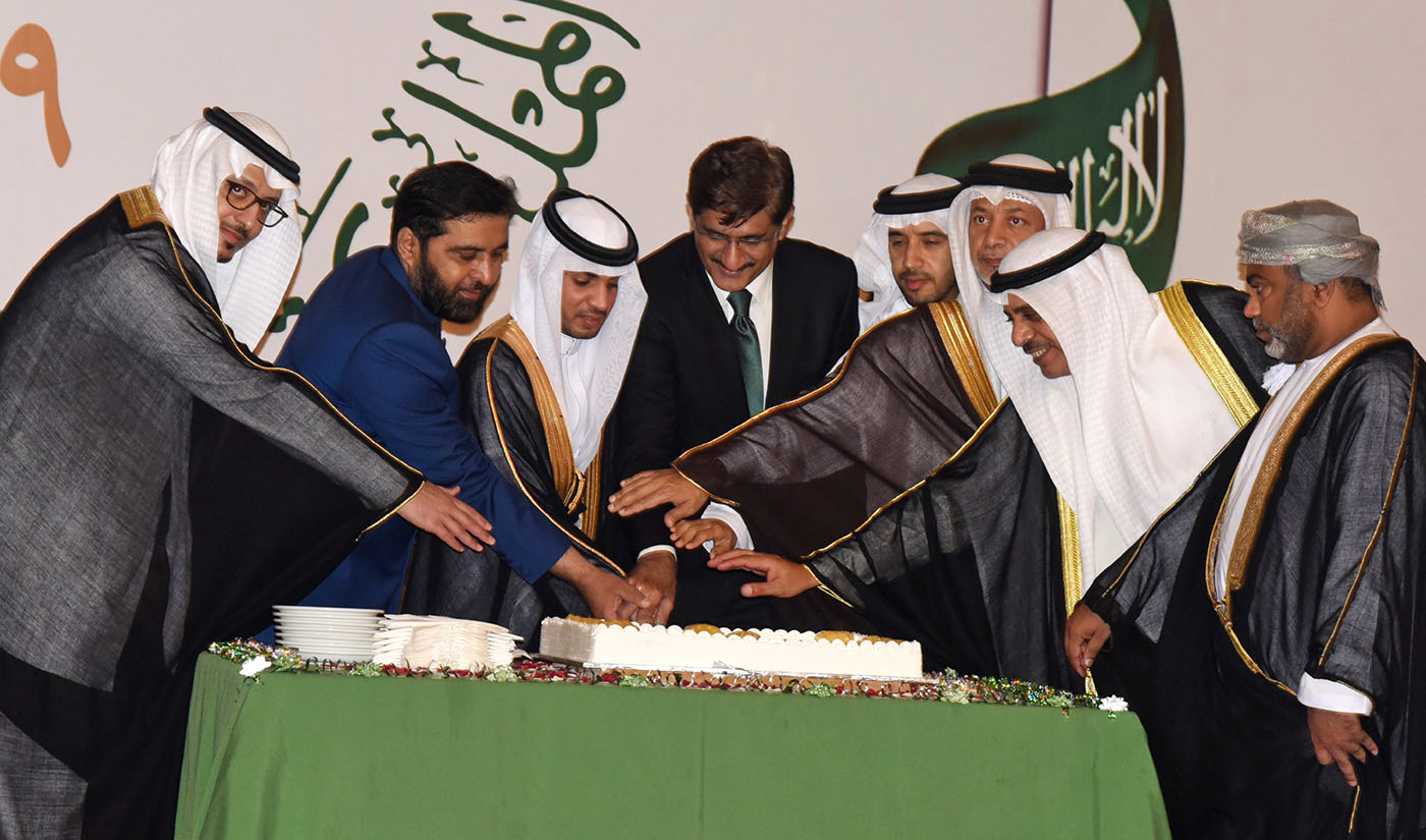 Sindh Chief Minister Syed Murad Ali Shah, Consul General of Saudi Arabia Bandar Fahad A. Al Dayel, Corps Commander Karachi Lt. Gen. Humayun Aziz and other dignitaries cut a cake to celebrate the Saudi National Day in Karachi on Sept .23, 2019. (AN photo)
