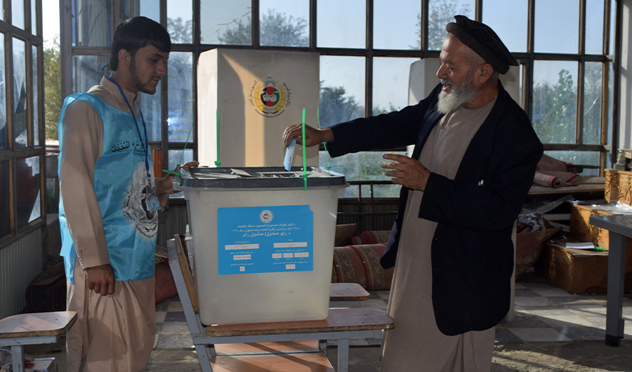An Afghan man casts his ballot at a polling station in Parwan provence on September 28, 2019. Afghans headed to the polls amid tight security as voting got under way in the presidential election, following a bloody campaign that has been marred by repeated attacks across Afghanistan. (AFP)