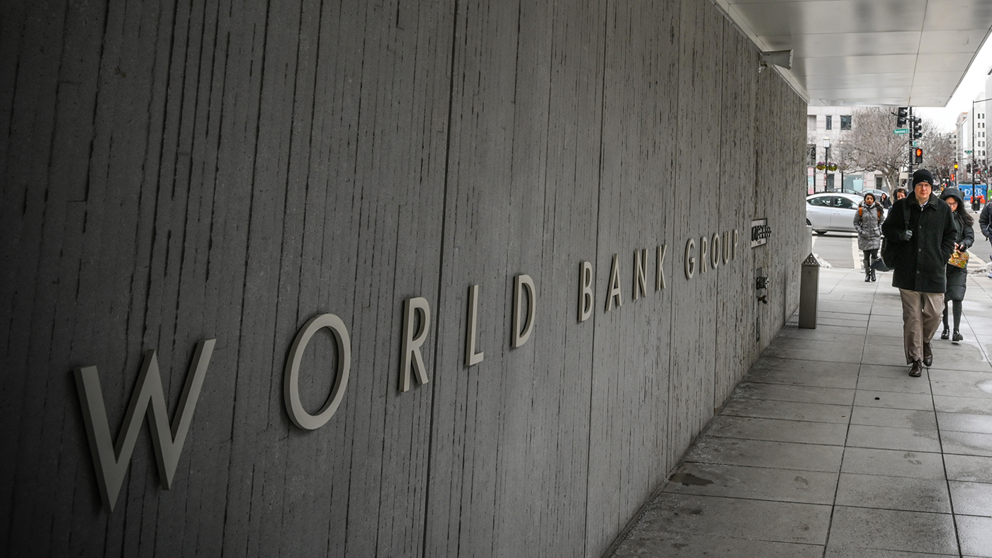 A person walks by the building of the The World Bank Group in Washington on Jan. 17, 2019. (AFP/File)