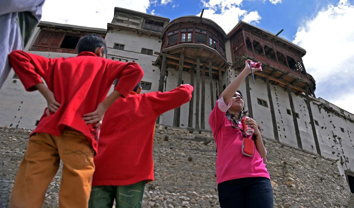 Tourists visit Baltit fort in Karimabad, a town in the northern Hunza valley in Pakistan, on Aug. 3, 2014. (AFP/File)