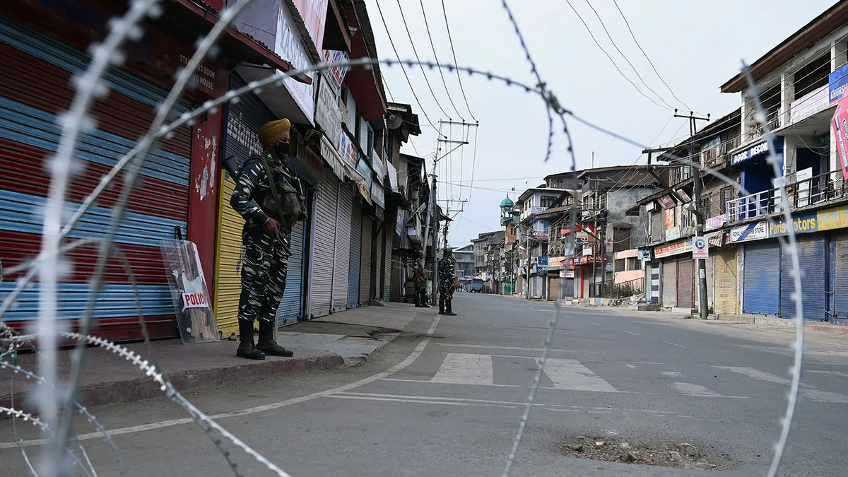 Indian paramilitary troopers stand guard during a lockdown in Srinagar on Sept. 6, 2019. (AFP)