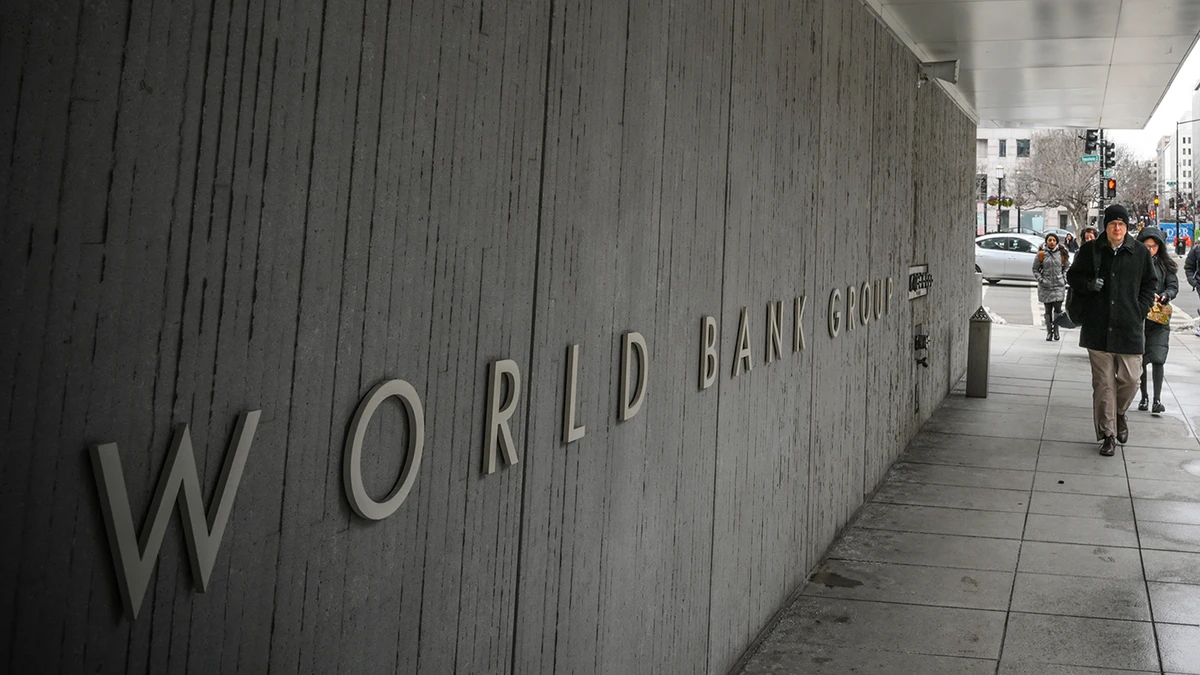 A person walks by the building of the The World Bank Group in Washington on Jan. 17, 2019. (AFP/File)