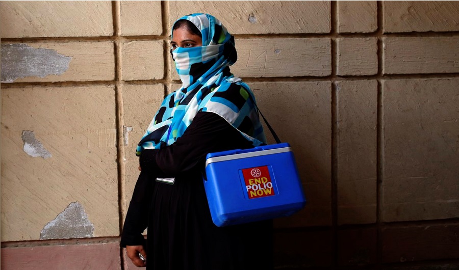 A vaccinator with kit box, waits for her colleagues, to do an anti-polio campaign in a low-income neighbourhood in Karachi, Pakistan April 9, 2018. (REUTERS/File)