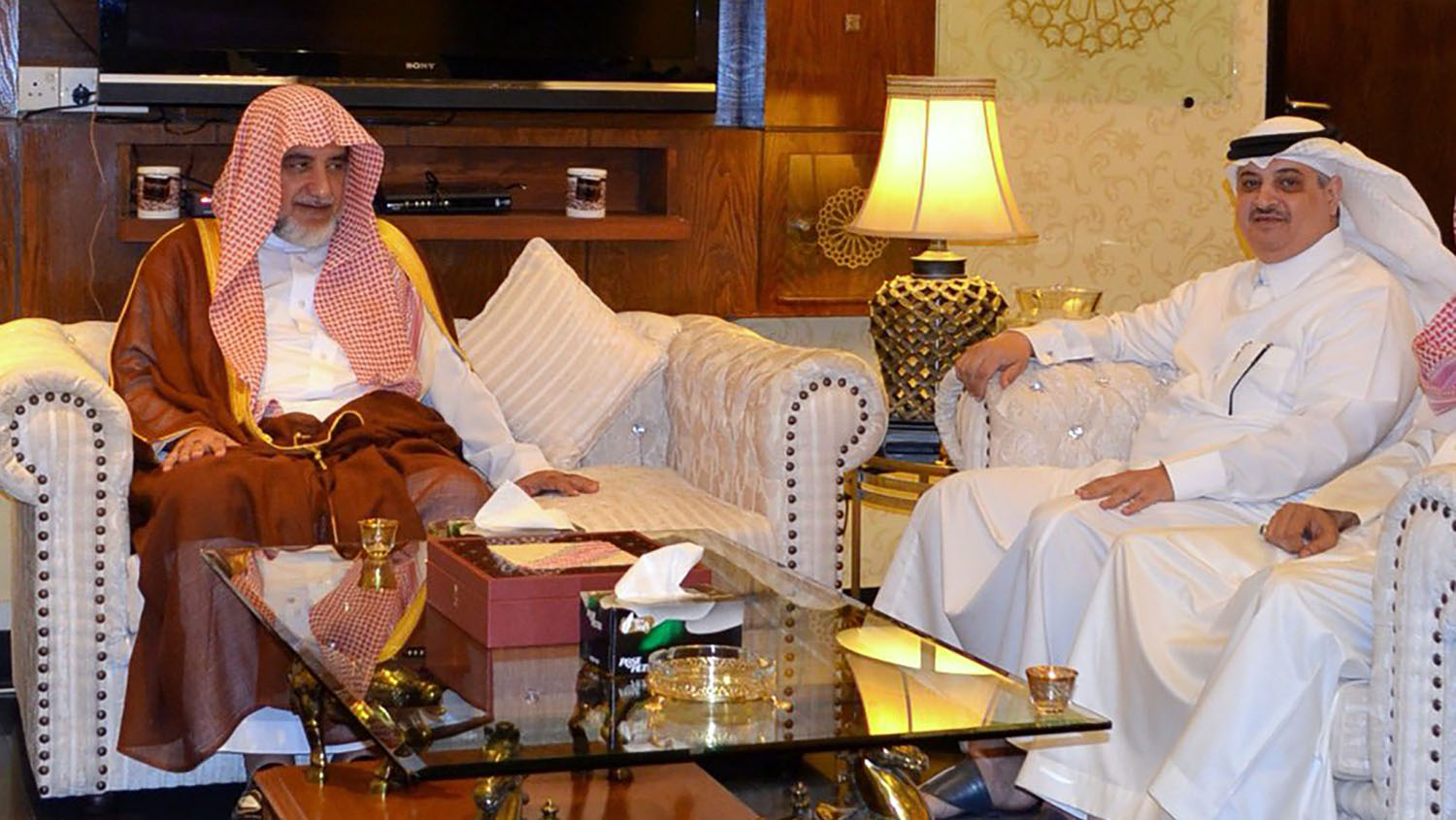 Saudi Ambassador to Pakistan Nawaf bin Said Al-Malki, right, hosts minister of Islamic affairs Saleh bin Abdul Aziz Al-Asheikh in Islamabad on Oct. 11, 2019. (Saudi Embassy Twitter)