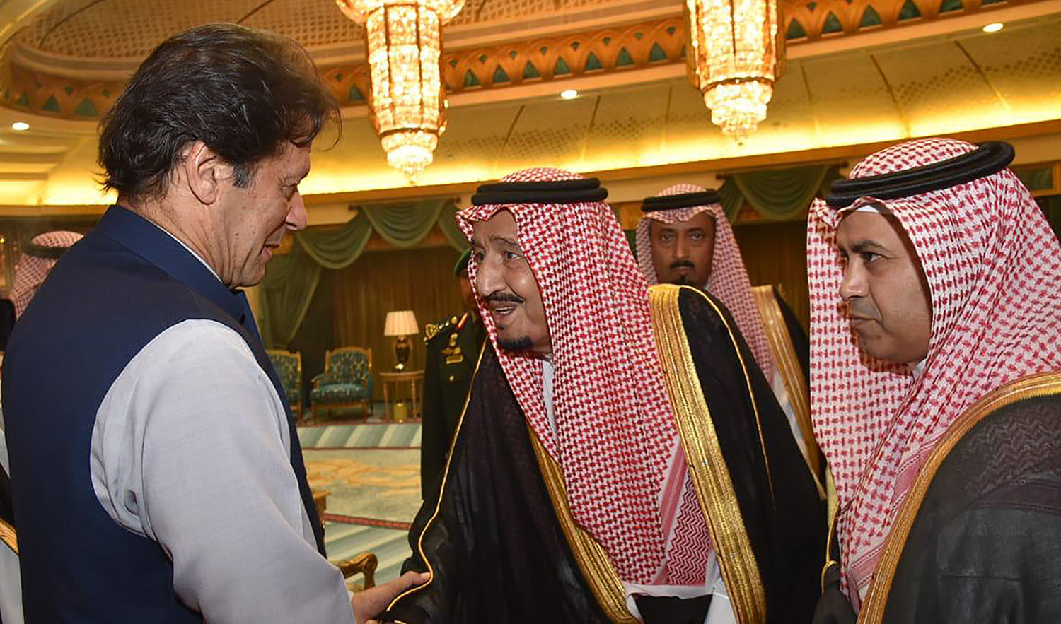 Pakistan's Prime Minister Imran Khan, left, meets King Salman, second left, in Riyadh on Oct. 15, 2019. (PID)