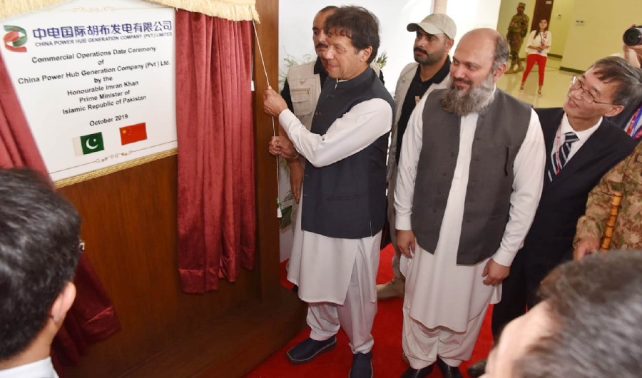 Prime Minister Imran Khan unveiling the Inaugural Plaque of 1320 MW China Hub Power Generation Plant, at Hub on October 21, 2019. (PID)