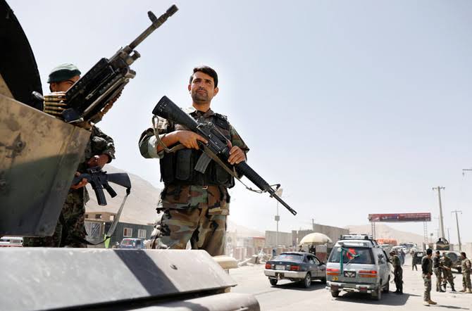 Afghan National Army (ANA) soldiers keep watch at a checkpoint on the Ghazni - Kabul highway, Afghanistan on August 14, 2018. (REUTERS)